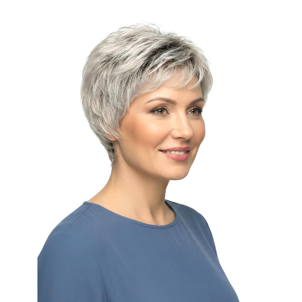 Kurzhaarperücke mit grau-melierten Strähnen. Frau mit blauem Oberteil, lächelnd.