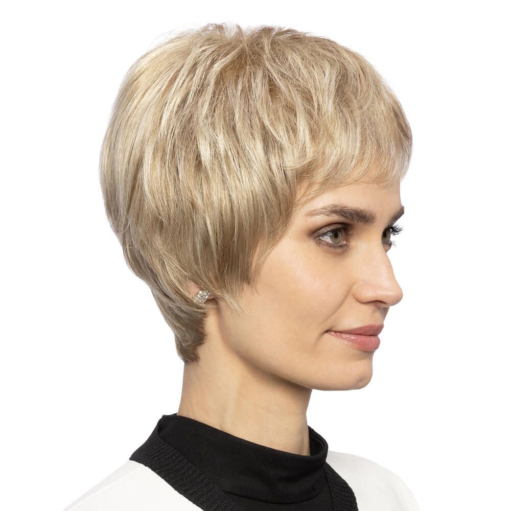 Blonde Kurzhaarperücke. Frau im Profil, Blick nach rechts.