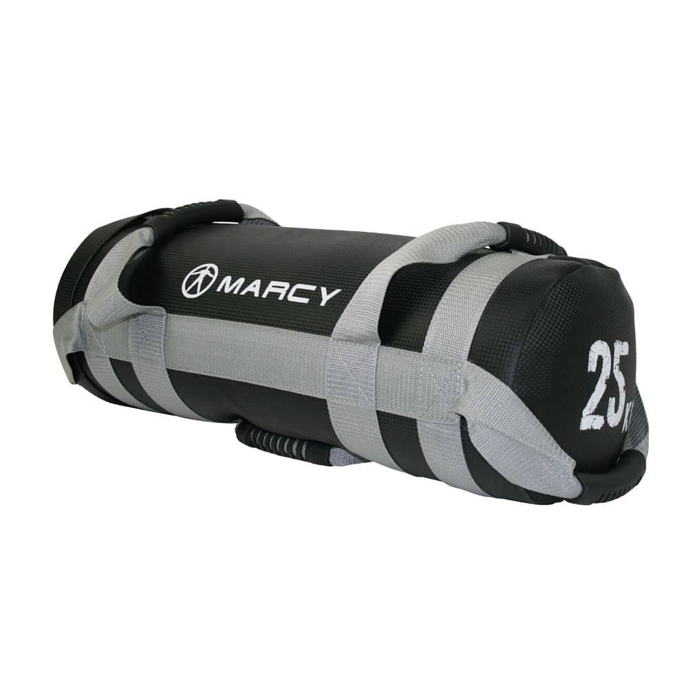 Schwarzer Powerbag mit grauen Griffen und Gurten. Aufgedrucktes Logo "MARCY" und Gewicht "25 kg". Zylindrische Form.