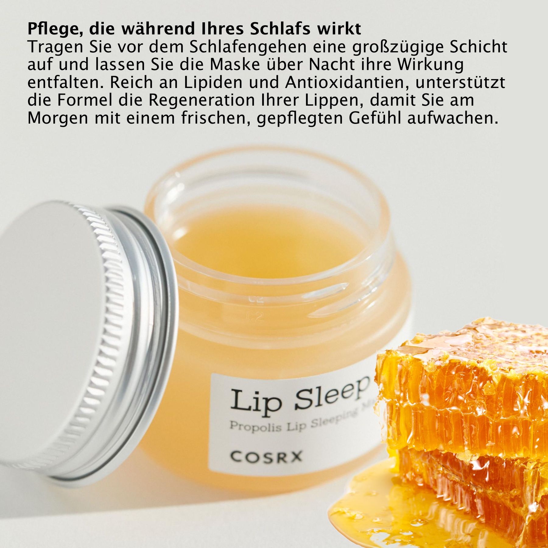 Glas COSRX Lip Sleep Propolis Sleeping Mask. Gelbe Creme. Honigwabe. Text mit Produktnamen und Marke. Offener Deckel.