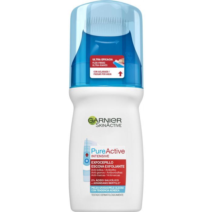 Weiß-blaue Flasche mit Bürstenaufsatz. Aufschrift: Garnier SkinActive PureActive Intensive ExfoCepillo. Roter Bereich mit Produktinformationen.