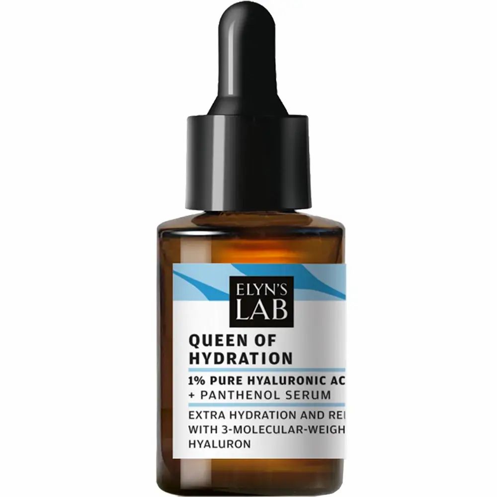 Braune Glasflasche mit Pipette. Aufschrift: Queen of Hydration Serum, 1% Hyaluronsäure & Panthenol.