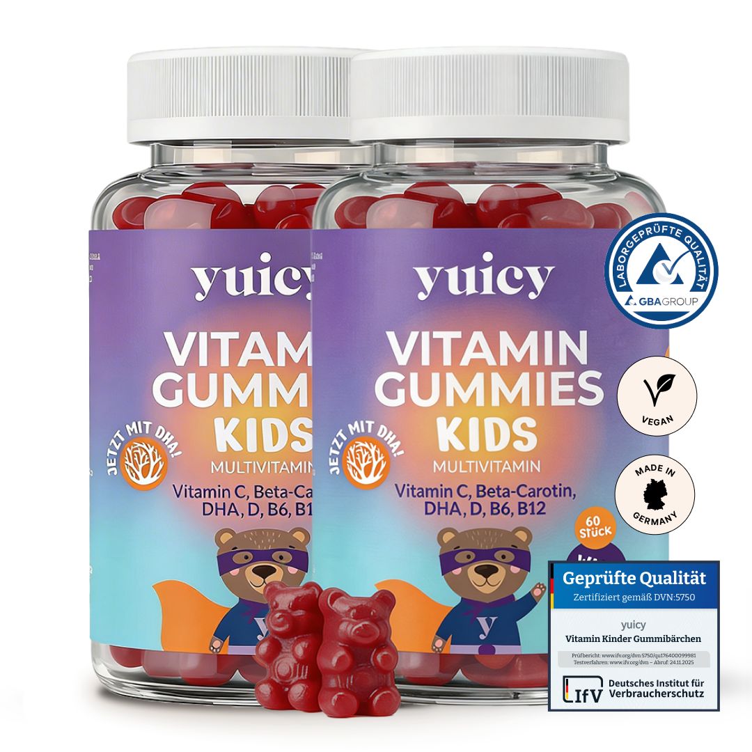 Zwei Glasbehälter mit roten Gummibärchen. Aufschrift: Vitamin Gummies Kids. Enthält Vitamin C, Beta-Carotin, DHA, D, B6, B12.
