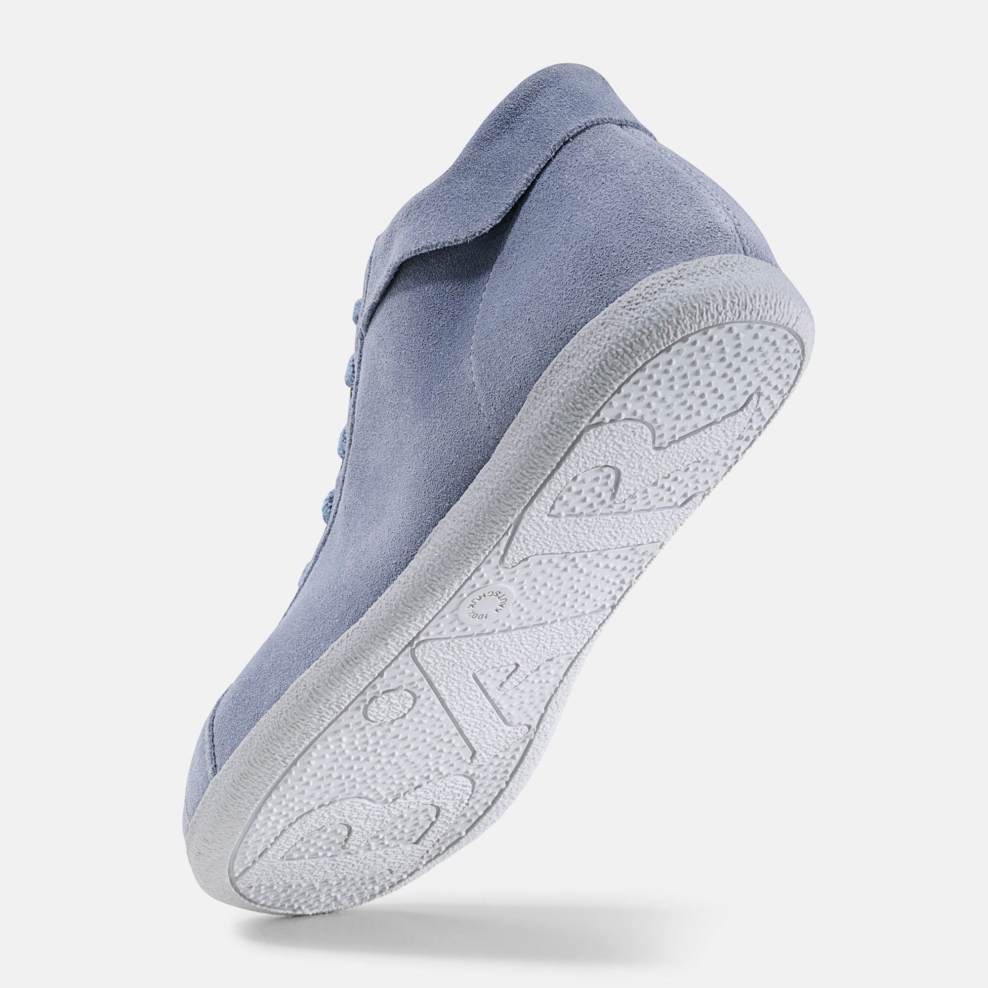 Hellblaue Stiefelette aus Wildleder. Die Sohle ist hell und hat ein Muster. Ansicht von unten.