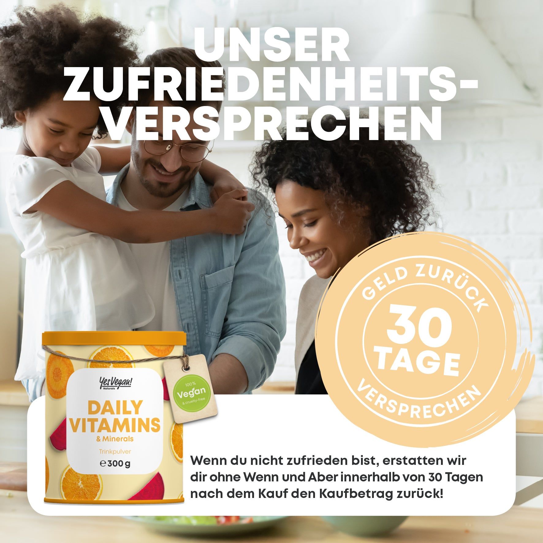 Familie in Küche mit Dose "Daily Vitamins & Minerals". Text: 30 Tage Geld-zurück-Garantie. Vegan-Siegel.