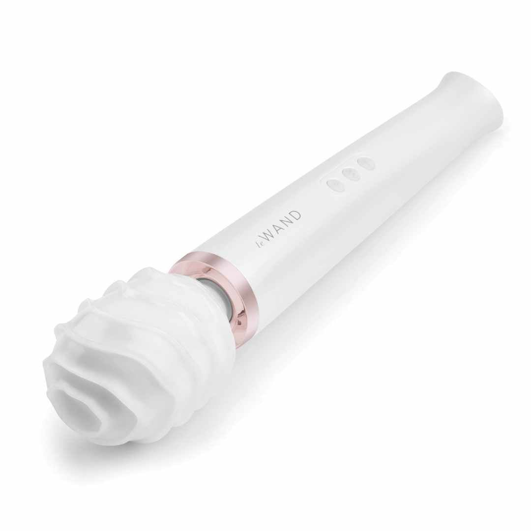 Weißes Le Wand-Gerät mit Spiralaufsatz. Roségoldfarbene Akzente. Drei Knöpfe.