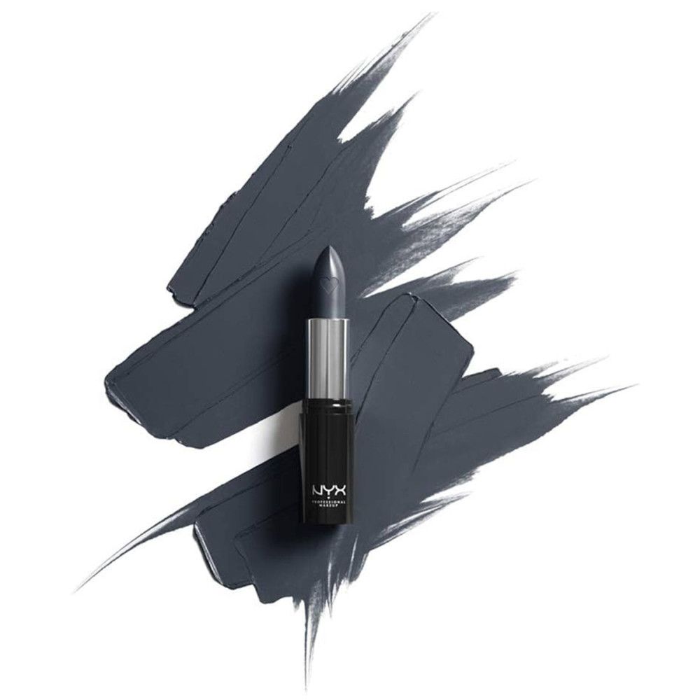 Dunkelblauer Lippenstift auf dunklen Farbflecken. Schwarze Hülse mit silbernem Ring und NYX Professional Makeup Logo.