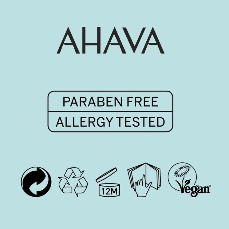 Text auf blauem Hintergrund. Text: AHAVA, Paraben Free, Allergy Tested. Symbole für Recycling, Haltbarkeit und Vegan.