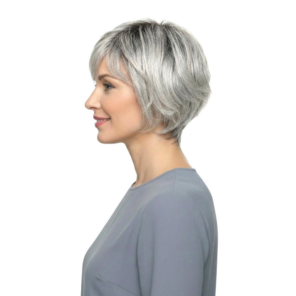 Kurzhaarperücke mit grau-meliertem Haar. Seitenansicht einer Frau mit grauem Oberteil.