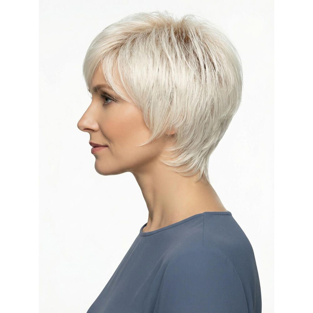 Kurzhaarperücke in hellem Blond. Seitenansicht einer Frau mit blauer Bluse. Haarschnitt.