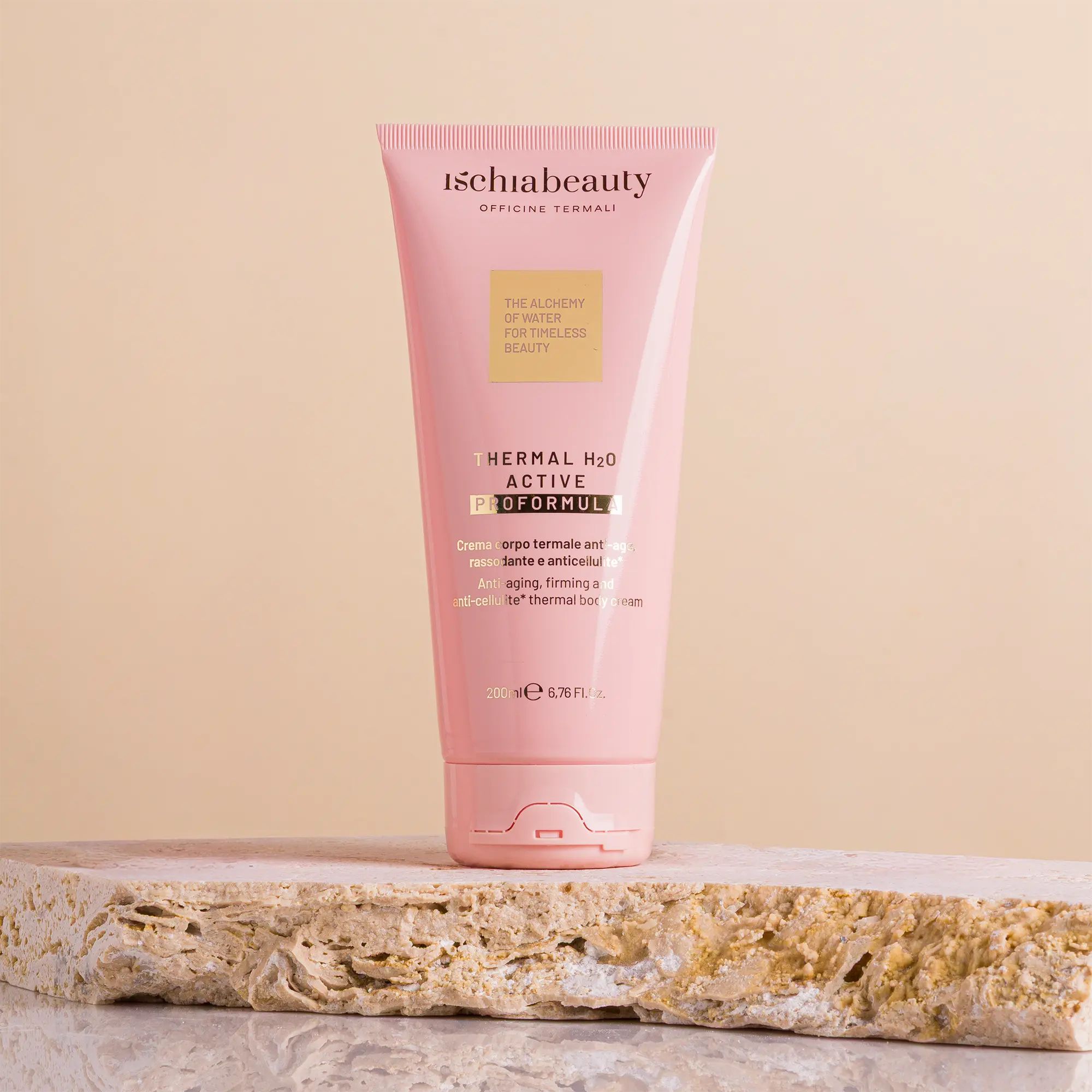 Rosa Tube mit Produkttext. Aufschrift: Ischiabeauty, Crema corpo termale anti-age. 200 ml.