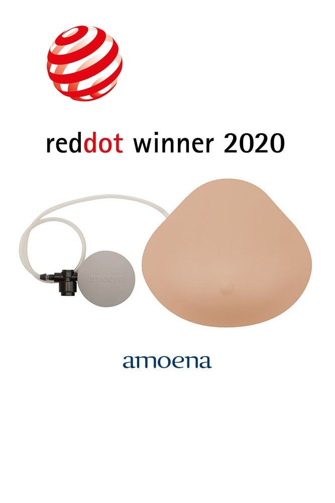 Brustepithese mit Zubehör. Auszeichnung Red Dot Winner 2020. Amoena-Logo. Beige, tropfenförmig. Mit Pumpe.