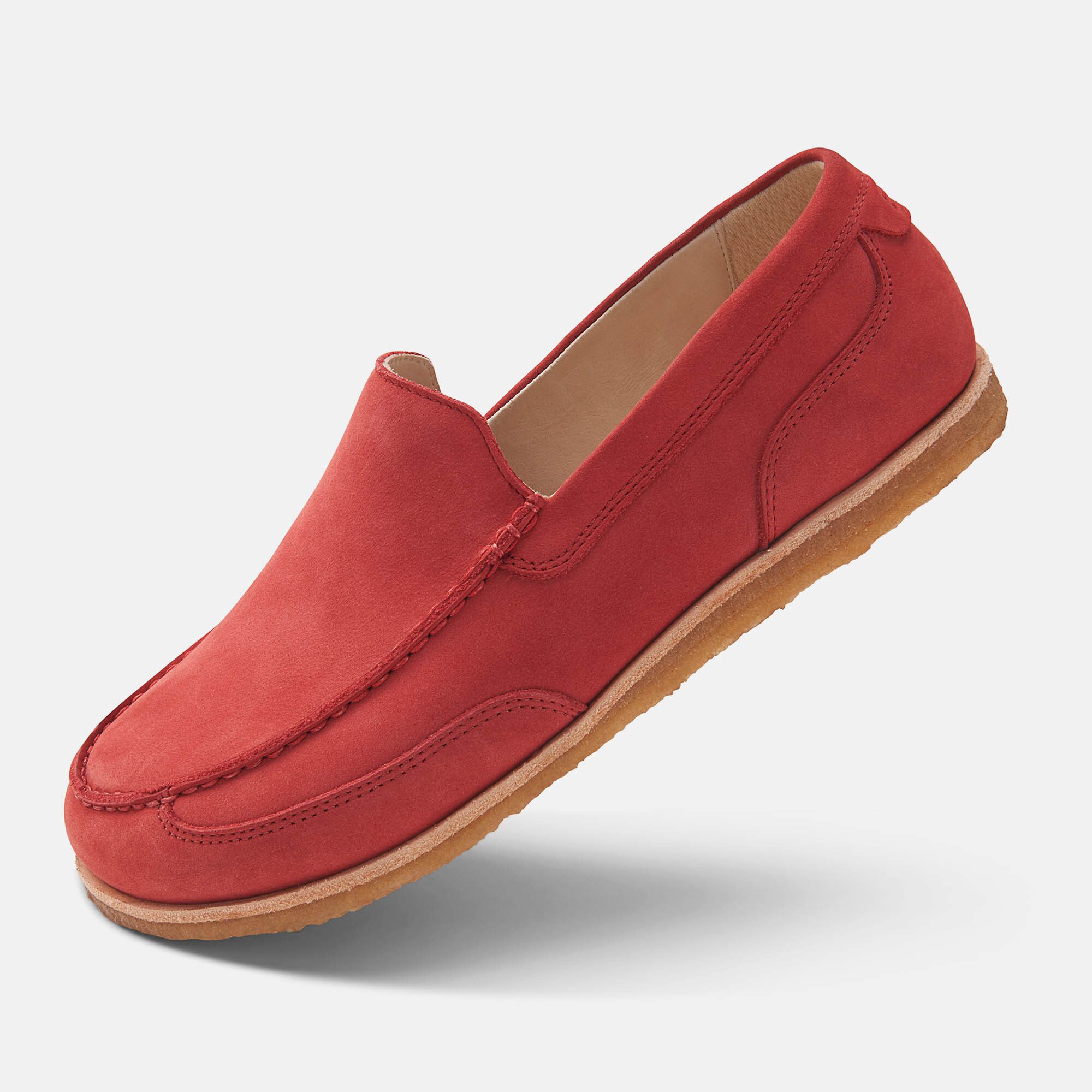 Roter Slipper, Wildleder, helle Sohle. Nahtdetails. Perspektivische Ansicht.