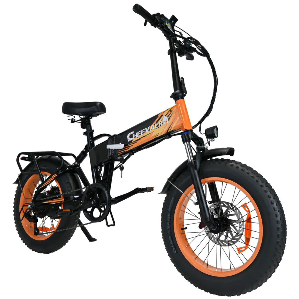 Elektrofahrrad, schwarz und orange. Dicke Reifen, Scheibenbremsen, Gepäckträger. Cheevalry-Logo.