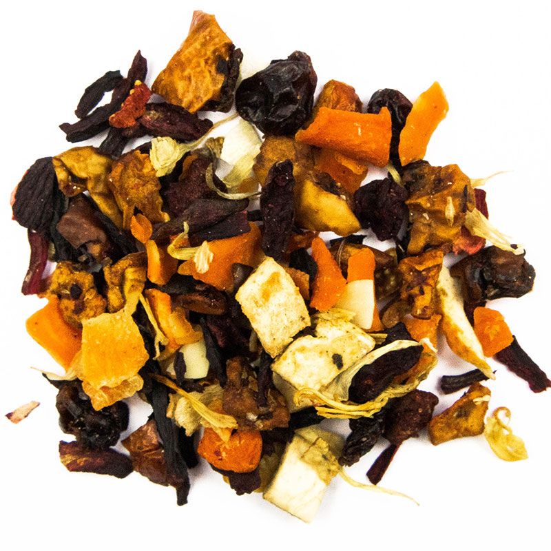 Verschiedene getrocknete Früchte und Kräuter, lose auf weißem Hintergrund. Orange, rot, braun und weiß. Nahaufnahme.