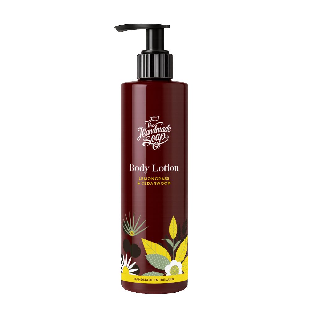 Braune Körperlotion-Flasche mit schwarzem Pumpkopf. Aufschrift: Body Lotion, Lemongrass & Cedarwood. Marke: The Handmade Soap Co.