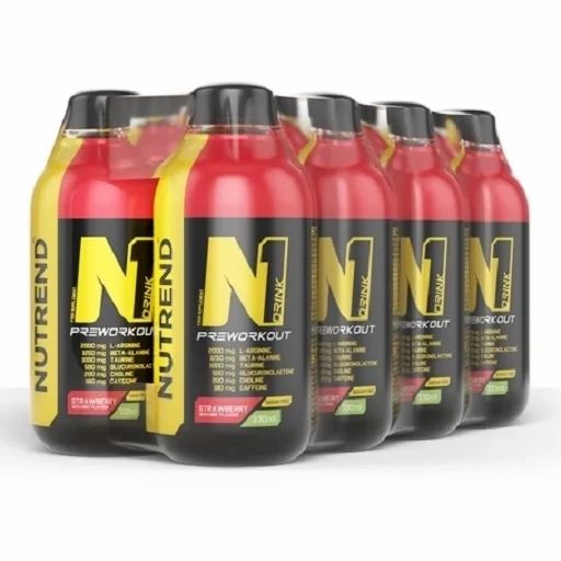 Mehrere Flaschen eines Pre-Workout-Getränks. Rote Flüssigkeit in schwarzen Flaschen mit gelben Etiketten. Aufschrift: N1 Preworkout Drink.