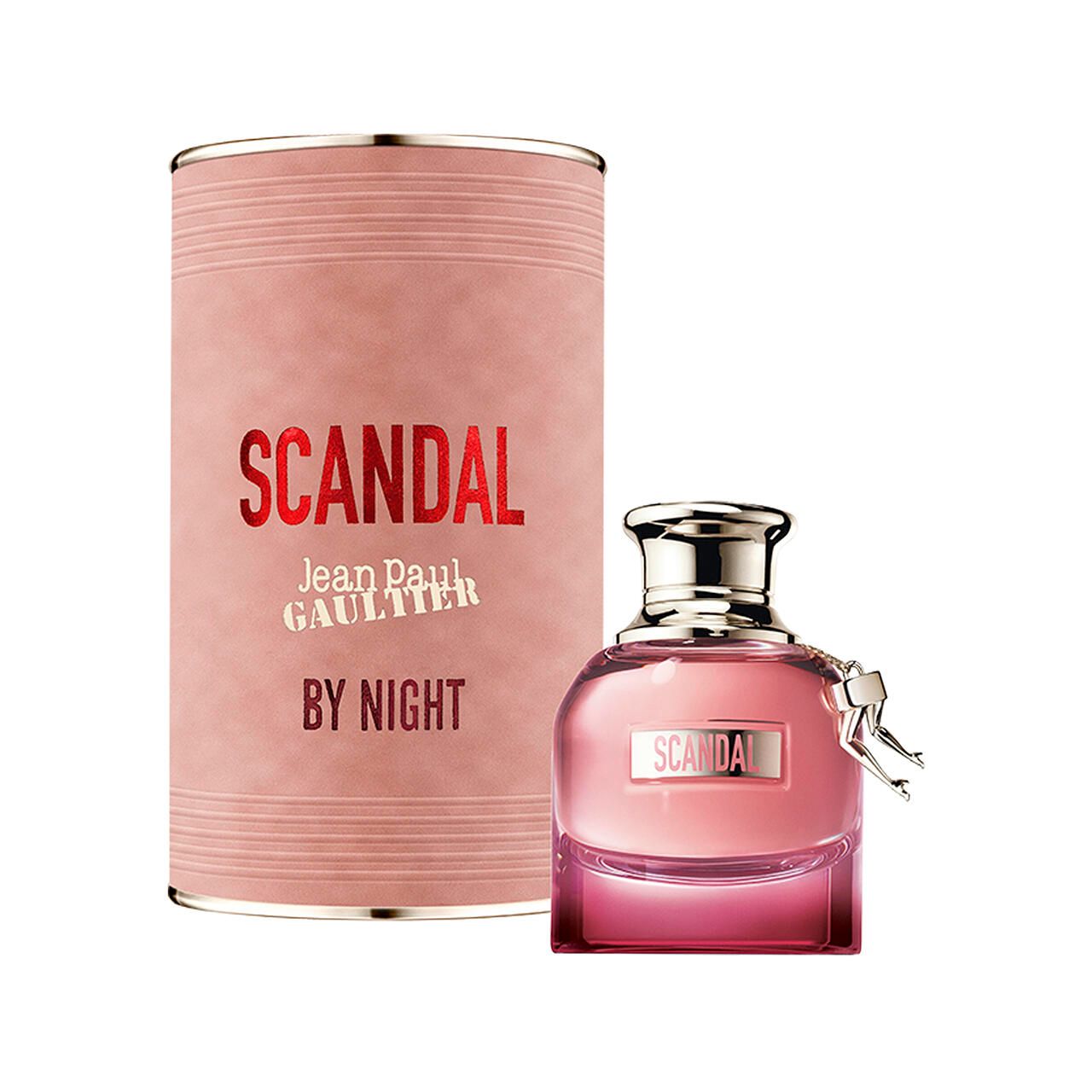 Zylindrische Verpackung und Flakon. Flakon mit pinkfarbenem Inhalt, silbernem Verschluss und Bein-Anhänger. Aufschrift: SCANDAL BY NIGHT.
