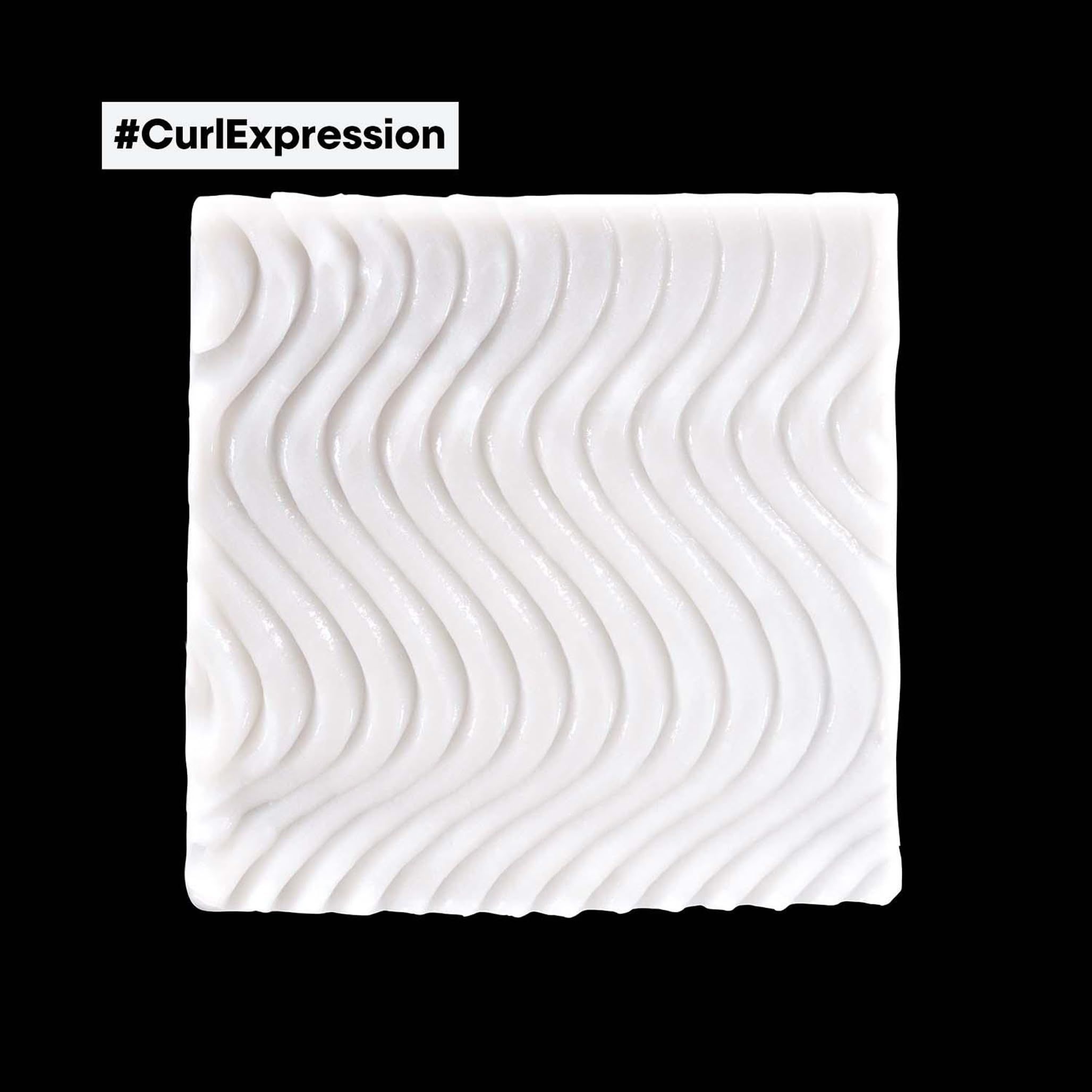 Quadratische, weiße Masse mit wellenförmiger Oberfläche. Schwarzer Hintergrund. #CurlExpression.