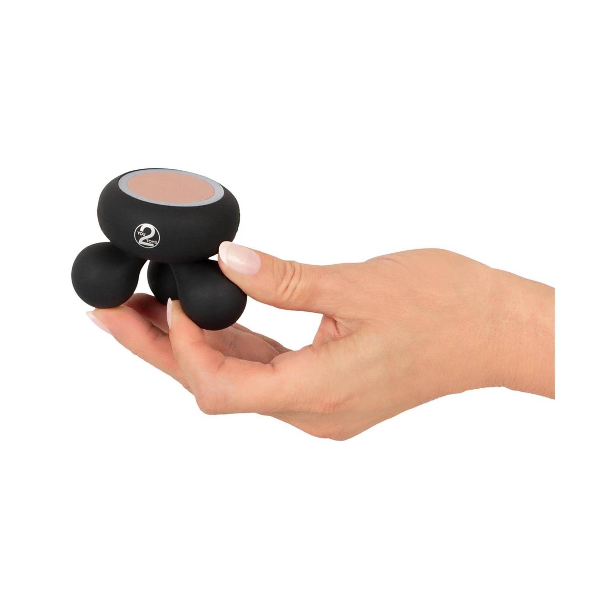 Schwarzes Massagegerät in einer Hand gehalten. Logo mit der Zahl 2.