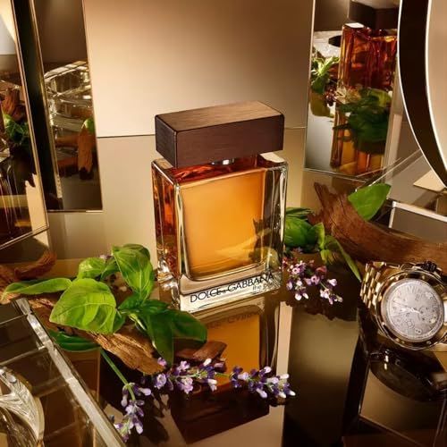 Glasflakon mit braunem Deckel, umgeben von Spiegeln und Dekoration. Aufschrift: Dolce & Gabbana, The One.