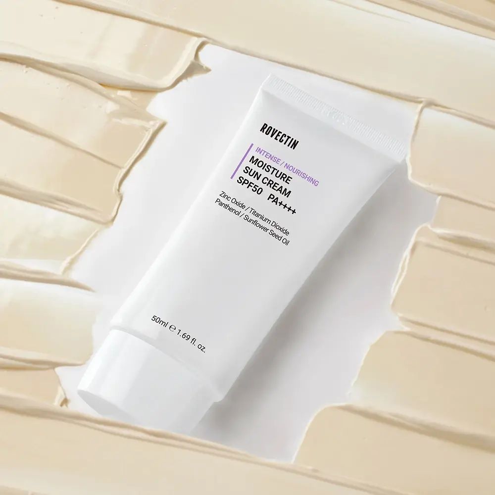 Weiße Tube auf cremefarbenem Untergrund. Text: ROVECTIN, INTENSE/NOURISHING, MOISTURE SUN CREAM SPF50 PA++++.