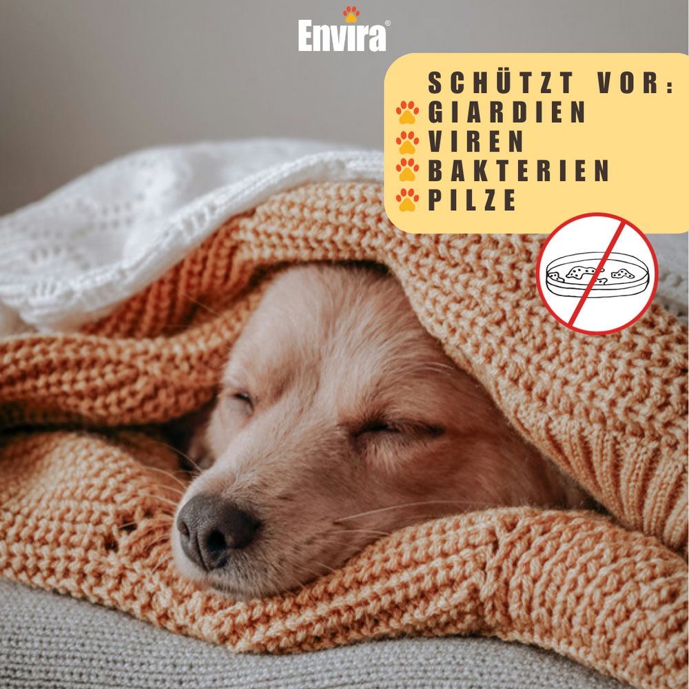 Hund schläft unter Decke. Text: Schützt vor Giardien, Viren, Bakterien, Pilze. Logo: ENVIRA.