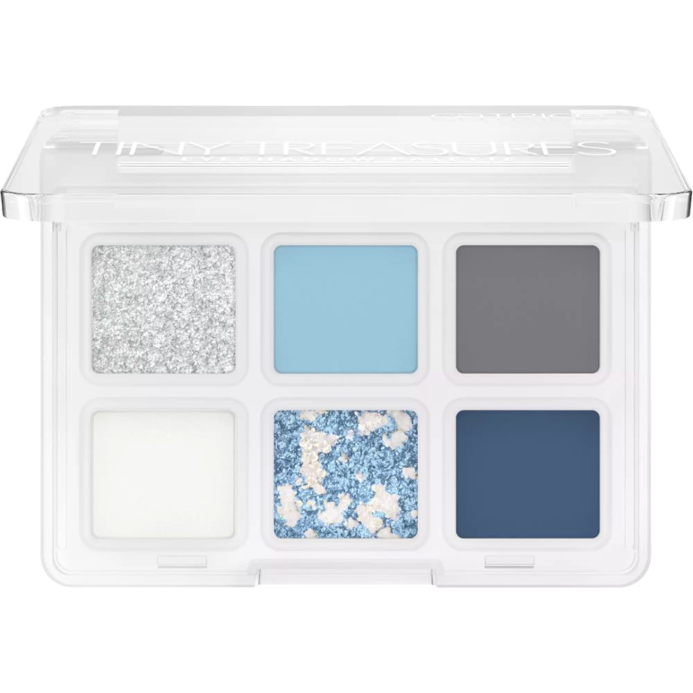 Lidschattenpalette Tiny Treasures mit sechs Farbtönen in Blau-, Grau- und Weißtönen. Transparente Verpackung.