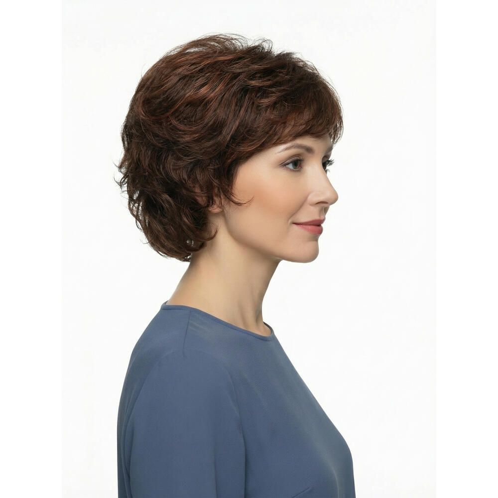 Kurzhaarperücke in Braun. Frau mit blauem Oberteil, Seitenansicht.