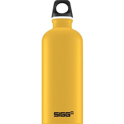 Gelbe Trinkflasche mit schwarzem Deckel und Griff. Der Markenname SIGG ist auf der Flasche aufgedruckt.