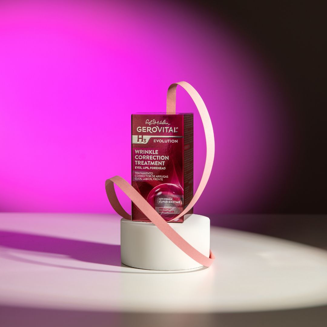 Gerovital-Verpackung auf Podest. Faltenkorrektur. H3 Evolution. Rosa Schleife. Weißes Podest.