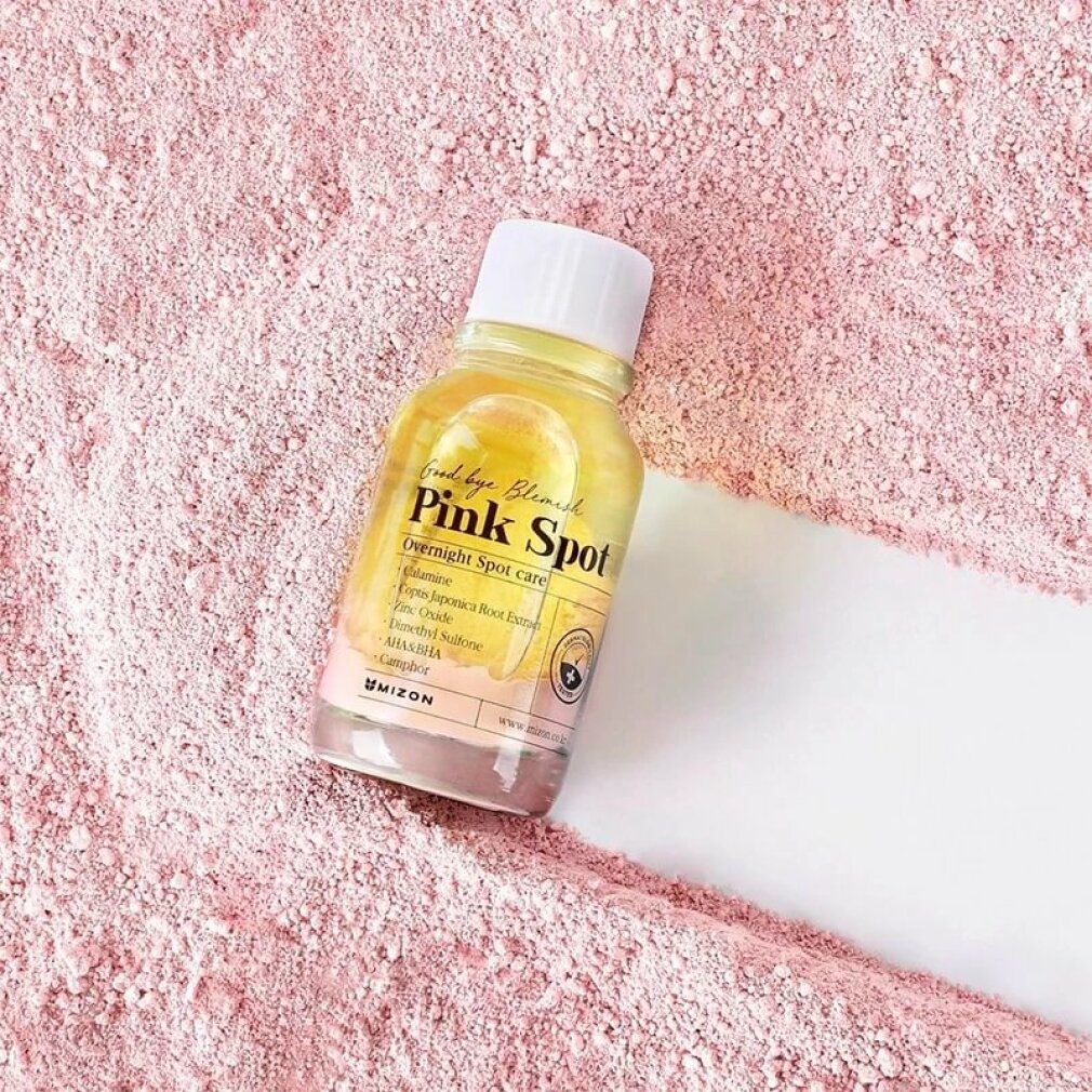 Produktflasche auf rosa Pulver. Aufschrift: Good bye Blemish Pink Spot. Inhaltsstoffe aufgelistet. Marke: Mizon.