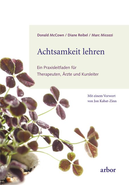 Buchcover: Achtsamkeit lehren. Titel, Autoren, und Arbor-Verlag. Kleeblatt-Illustration.