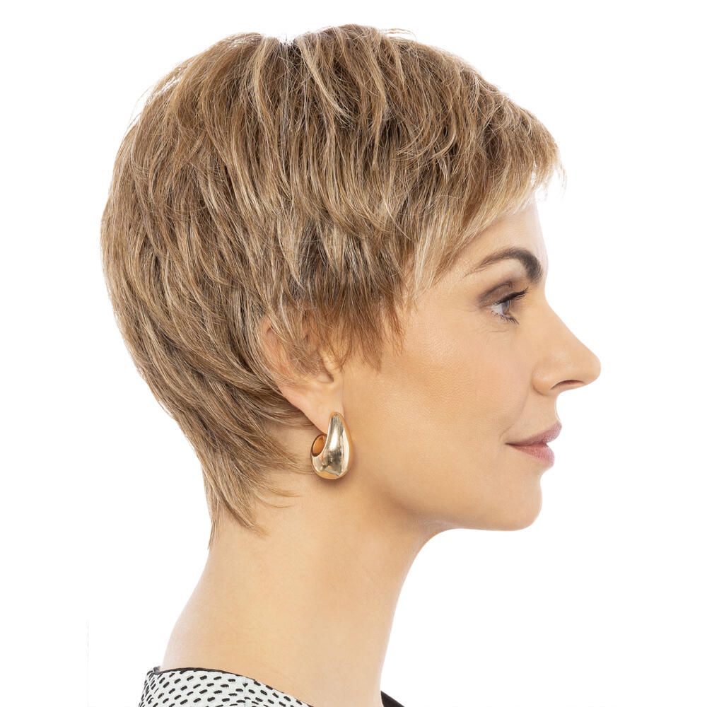 Kurzhaarperücke, blond, Seitenansicht. Frau mit goldenem Ohrring.