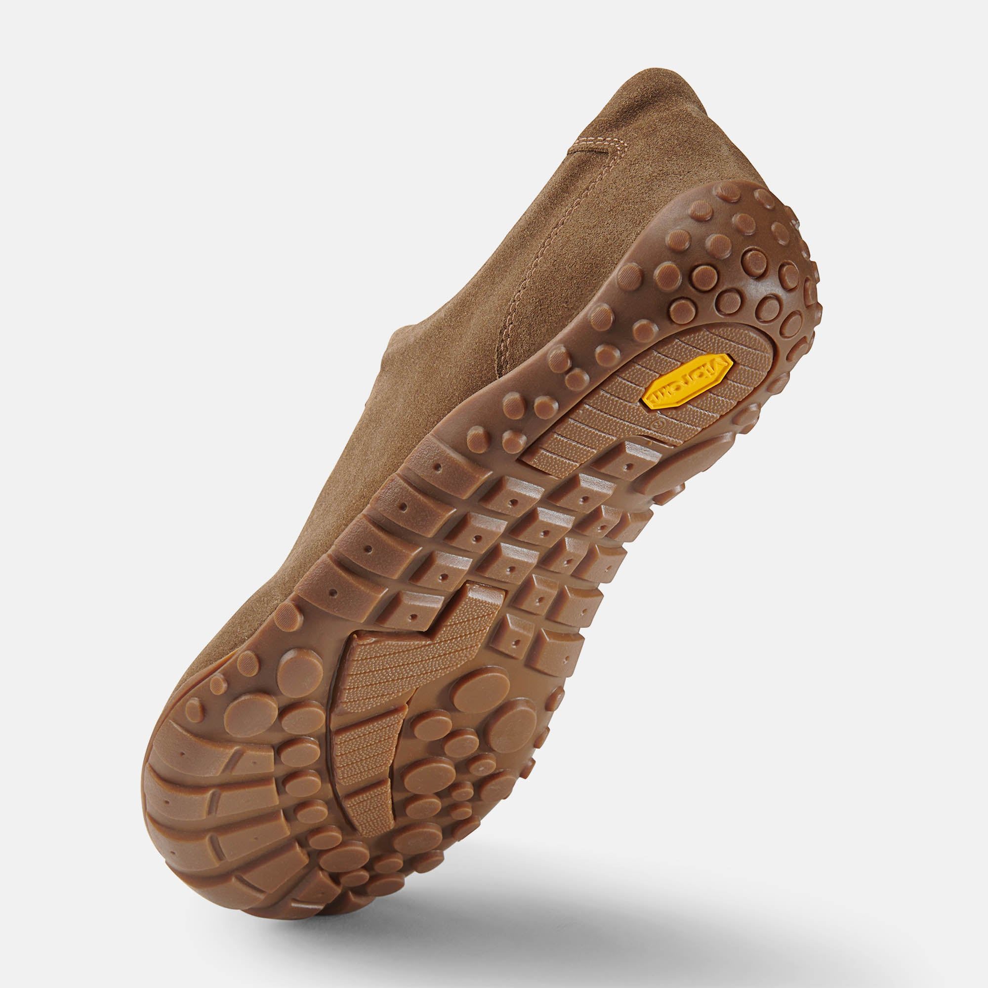 Braune Schnürschuh-Sohle, Wildlederoptik, breite Passform. Gummisohle. Gelbes Vibram-Logo. Schuh von unten, leicht erhöht.