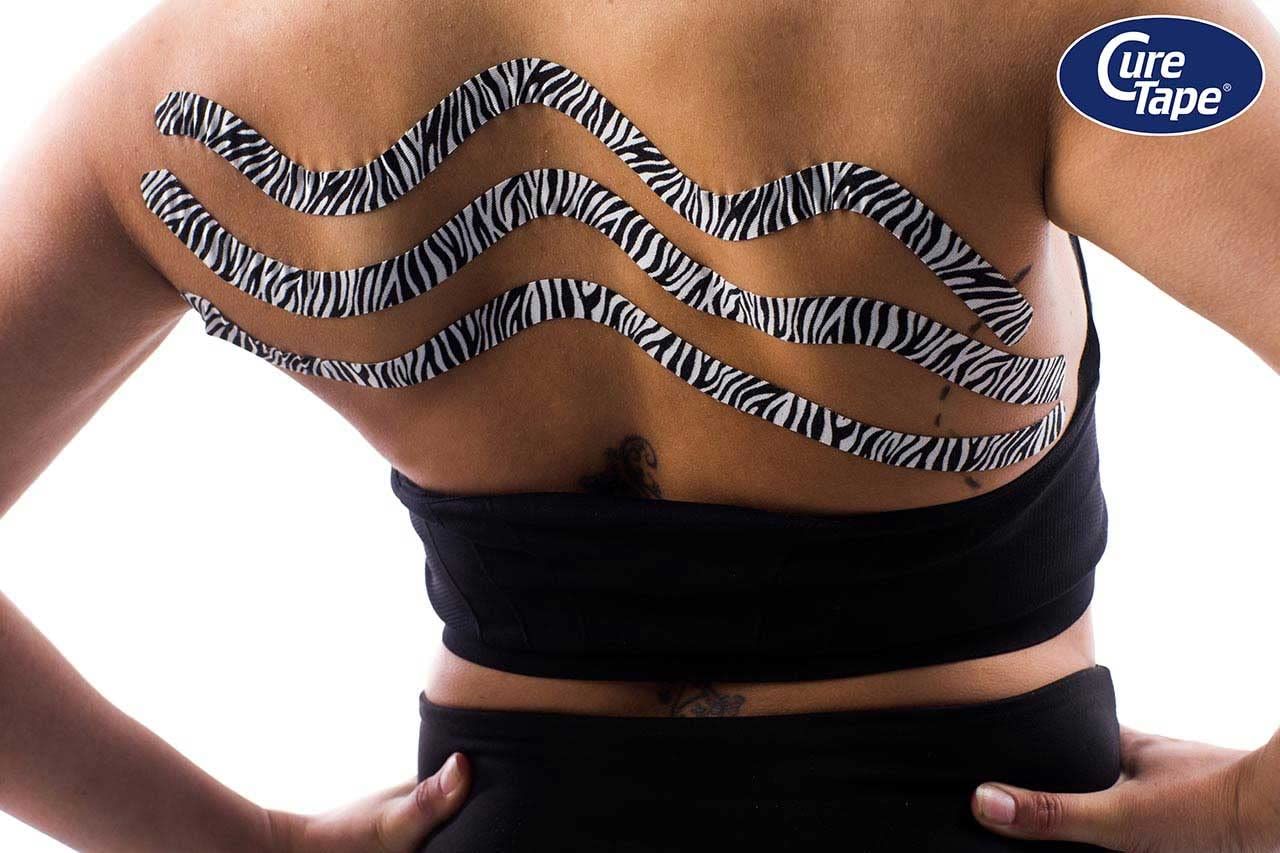 Rücken mit drei Streifen Zebra-Kinesiologie-Tape. Weißer Hintergrund.