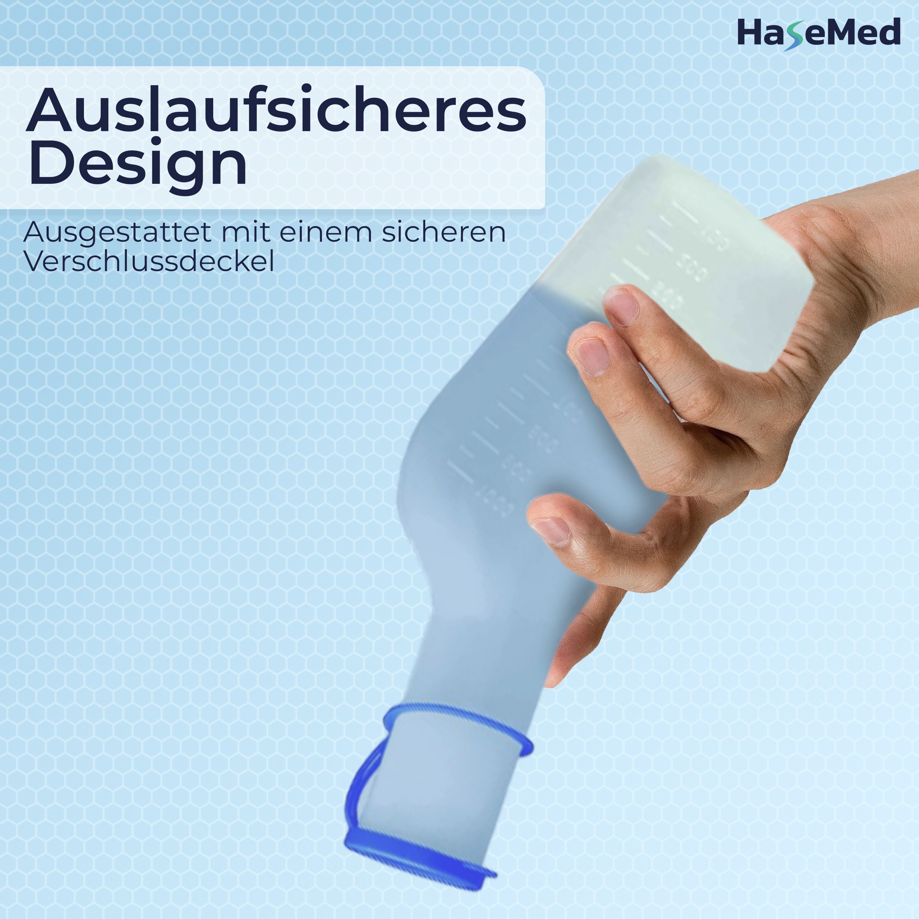 Hand hält eine Urinflasche mit blauem Deckel. Die Flasche ist teilweise mit blauer Flüssigkeit gefüllt. Der Hintergrund ist hellblau.