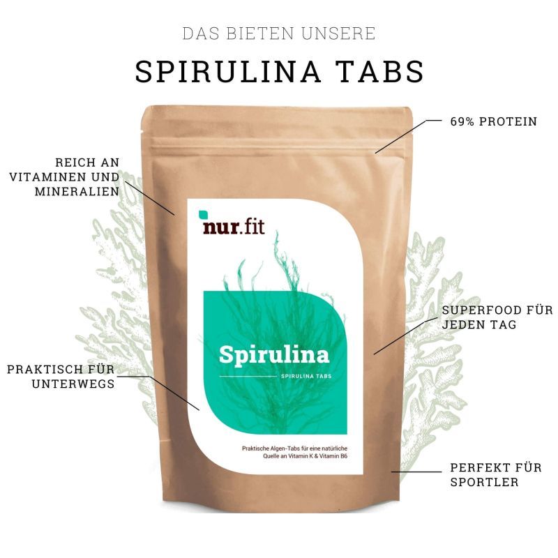 Braune Tüte mit Text und Grafiken. Aufschrift: Spirulina Tabs, 69% Protein, reich an Vitaminen, perfekt für Sportler.