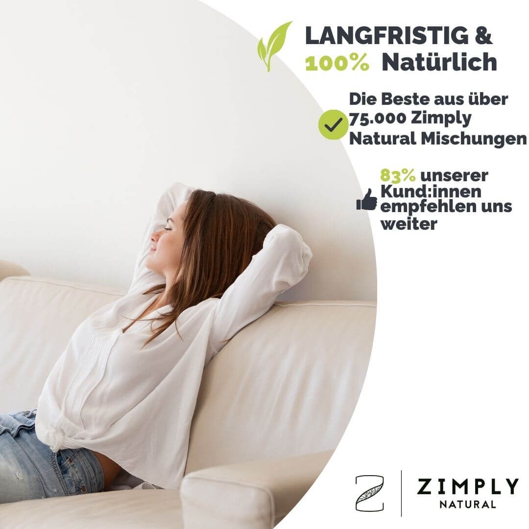 Frau entspannt auf Sofa. Text: Langfristig & 100% Natürlich. 83% unserer Kund:innen empfehlen uns weiter. Logo: ZIMPLY NATURAL.