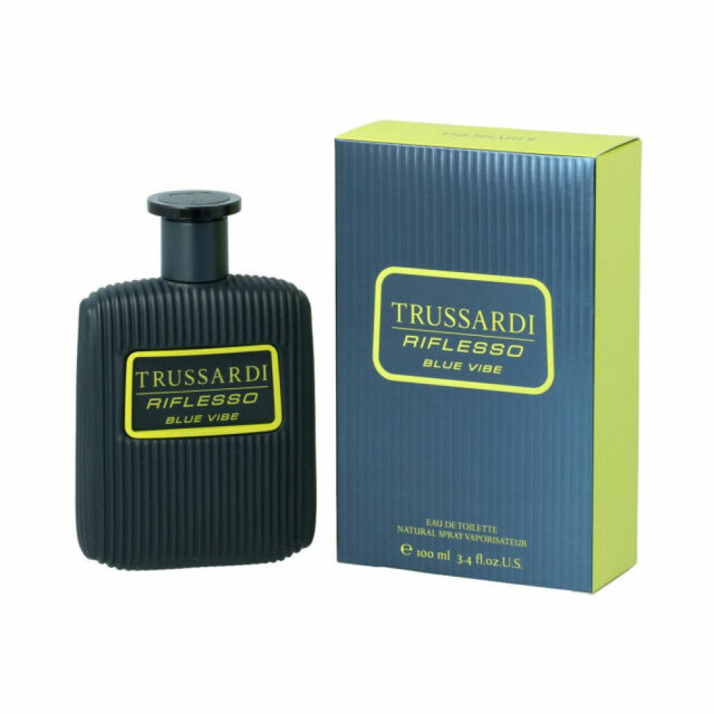 Dunkelblauer Trussardi Riflesso Blue Vibe Eau de Toilette Flakon mit gerippter Textur und gelbem Etikett. Daneben die passende Verpackung.