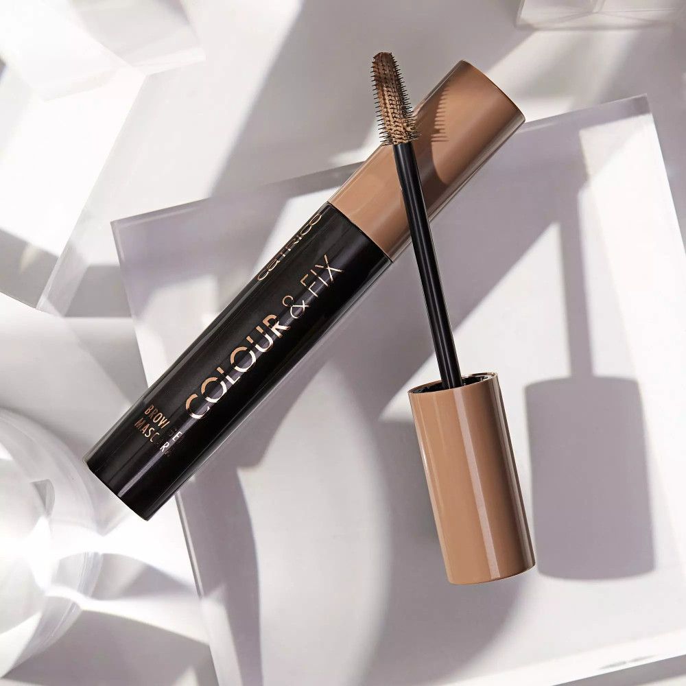 Mascarabürste und -flasche. Aufschrift: Catrice, Colour & Fix, Brow Gel Mascara. Beige und Schwarz.