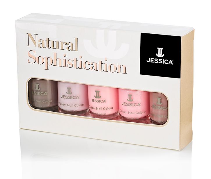 Maniküre-Set. Weiße Verpackung mit "Natural Sophistication"-Schriftzug. Enthält fünf Nagellacke in verschiedenen Rosatönen.