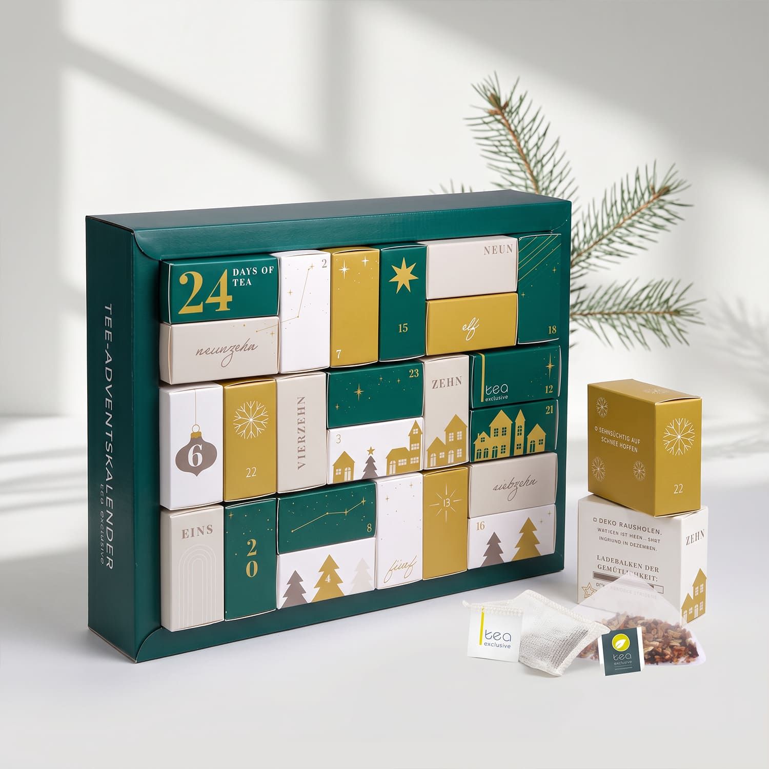 Ein grüner Tee-Adventskalender mit 24 Schokoladen-Schachteln, dekoriert mit Sternen und Häusern.