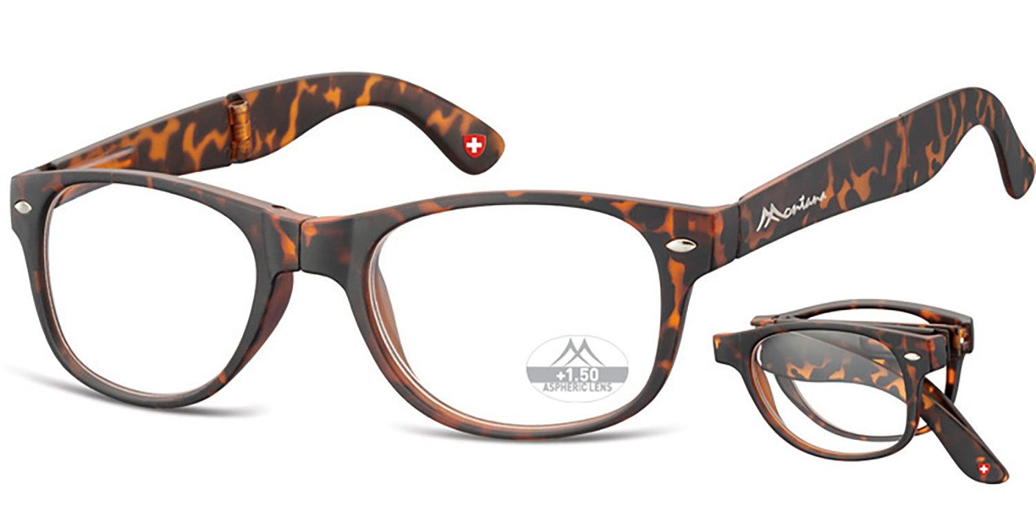Brille mit braunem Gestell und Gläsern. Auf dem Glas steht "+1.50". Bügel mit "Montana" Schriftzug. Gefaltete Brille daneben.