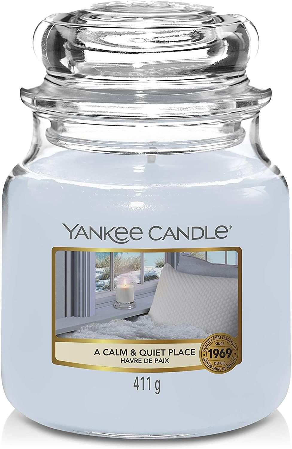 Hellblaue Kerze im Glasbehälter mit Deckel. Aufkleber mit Produktname und Logo. Gewicht: 411g. Marke: Yankee Candle.