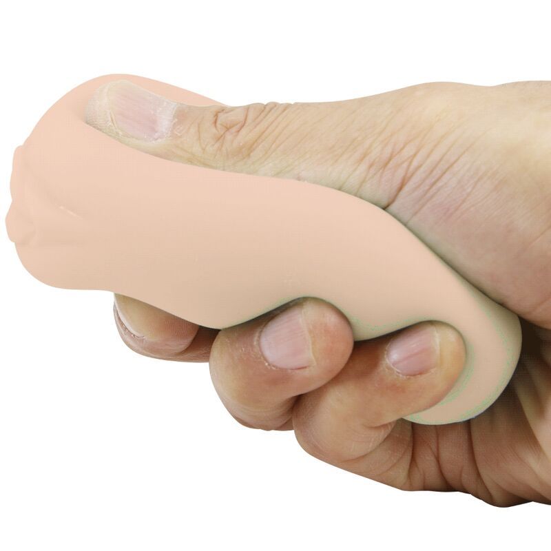 Hautfarbenes Produkt in Hand gehalten, leicht zusammengedrückt. Keine Aufschrift.