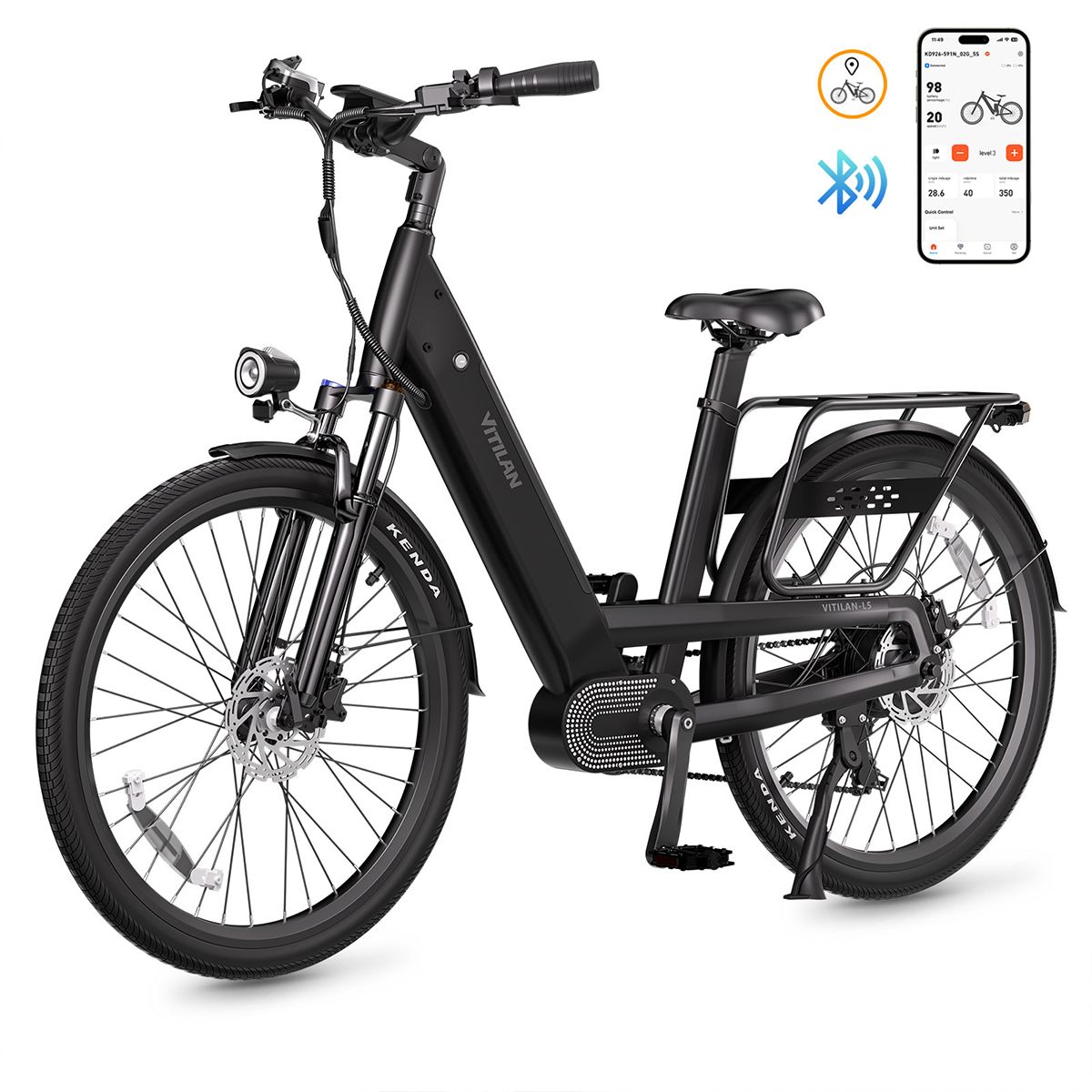 Schwarzes E-Bike mit Gepäckträger, Scheinwerfer und Smartphone-App-Anzeige. Bluetooth-Symbol sichtbar.