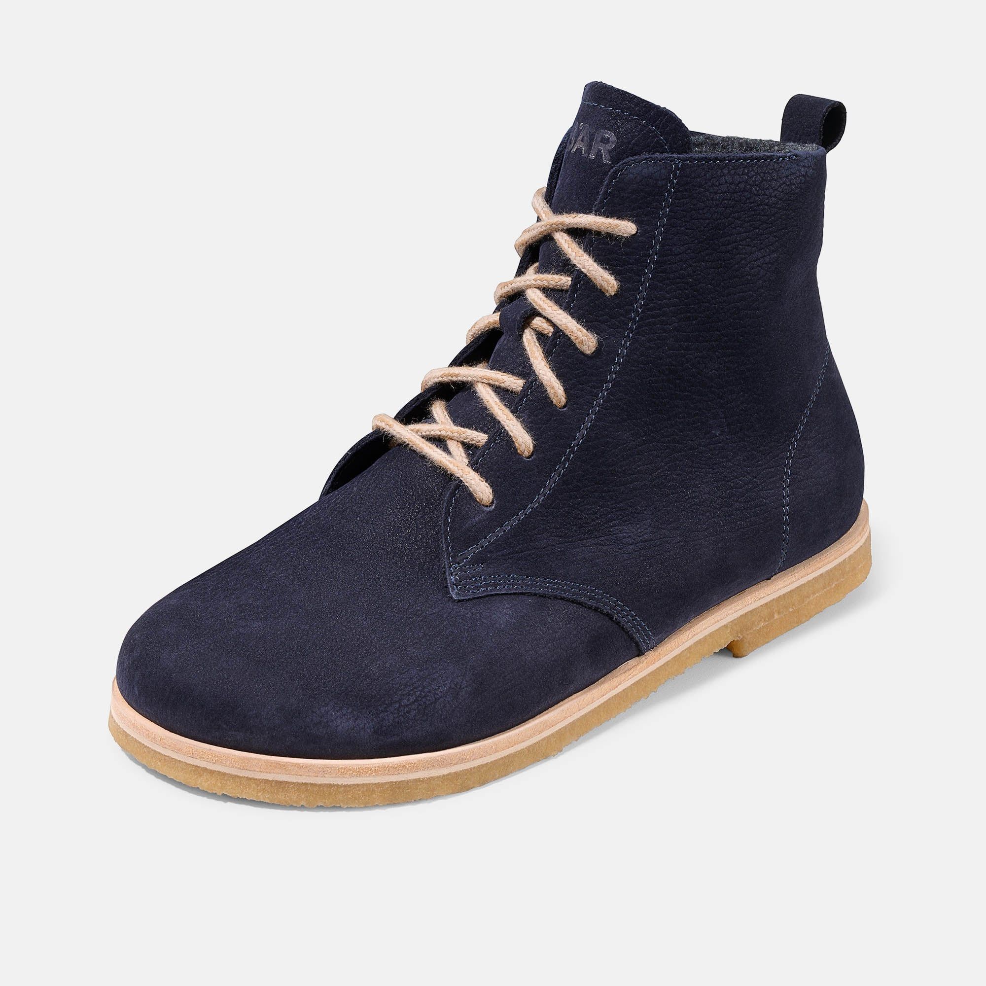 Dunkelblaue Stiefelette mit Schnürsenkeln und beiger Sohle. BÄR-Logo am Schaft. Einzelner Schuh.