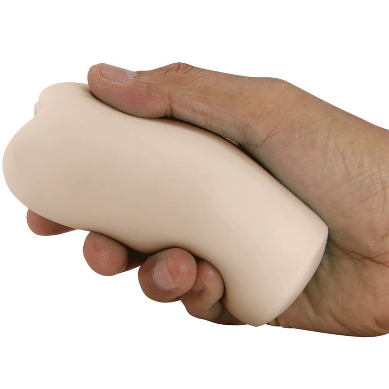 Beiger Masturbator in einer Hand gehalten. Die Form ist länglich und abgerundet.