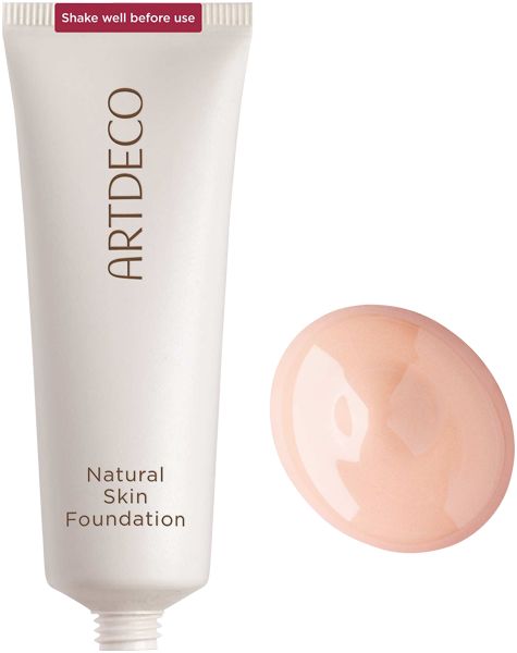 Weiße Tube mit Aufschrift ARTDECO und Natural Skin Foundation. Daneben ein Klecks Foundation. Aufschrift: Shake well before use.